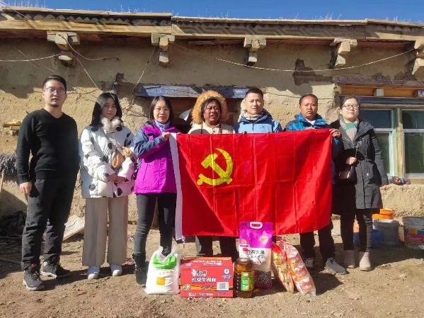 慰問當(dāng)?shù)厝罕?，了解民眾訴求.png